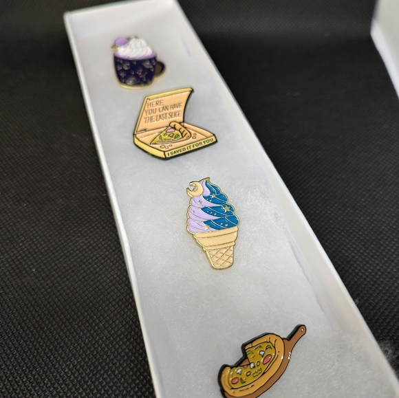4 pins cute food pins pizza, ice cream and coffee. Plus gift box. - Picture 4 of 5